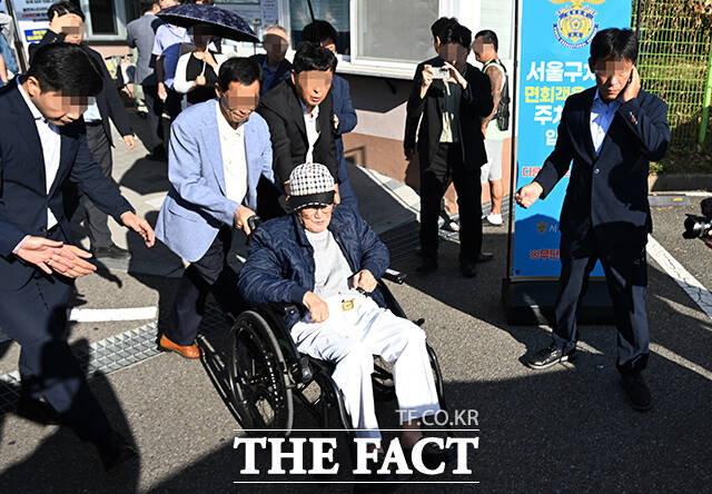 구치소 앞 도열한 신천지 관계자들.