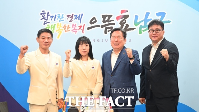 지난 10일 김병내 전남광주시 남구청장(오른쪽에서 두 번째)이 박서영 선수(왼쪽에서 두 번째)를 만나 응원과 격려의 말을 전했다. /전남광주시 남구