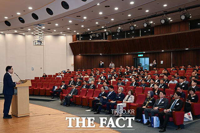 박선원 의원이 기념사를 하고 있다.