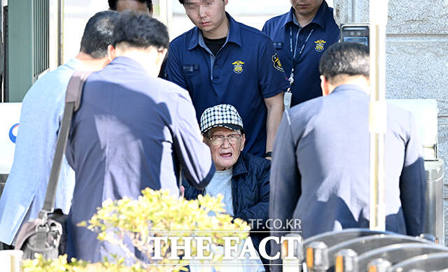 교인들에게 국민의힘 당원 가입을 강요한 혐의로 구속기소된 이만희 신천지예수교증거장막성전(신천지) 총회장이 17일 오전 재석방돼 경기 의왕시 서울구치소를 나서고 있다. /의왕=박상민 기자