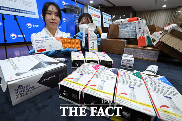 17일 오전 인천 영종구 인천공항본부세관 수출입통관청사에서 관세청 관계자들이 '짝퉁 마운자로 해외 반입 유해의약품 반입 차단 강화' 브리핑을 앞두고 압수품을 공개하고 있다. /인천=남윤호 기자