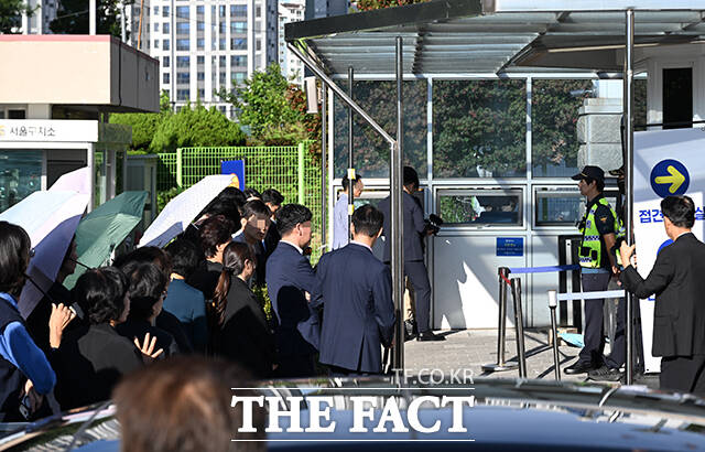 구치소 앞 도열한 신천지 관계자들.
