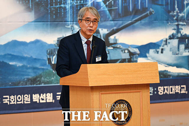 박선원 의원이 기념사를 하고 있다.