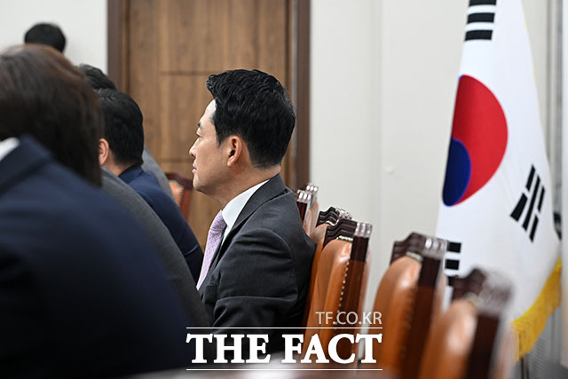 장동혁 국민의힘 대표(가운데)가 17일 오전 서울 여의도 국회에서 열린 최고위원회의에서 발언하고 있다. /국회=서예원 기자