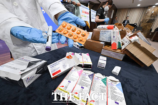 17일 오전 인천 영종구 인천공항본부세관 수출입통관청사에서 관세청 관계자들이 '짝퉁 마운자로 해외 반입 유해의약품 반입 차단 강화' 브리핑을 앞두고 압수품을 공개하고 있다. /인천=남윤호 기자