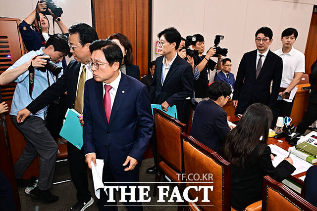 국민의힘 법사위 소속 의원들이 17일 오전 서울 여의도 국회에서 열린 법제사법위원회 전체회의에 참석해 김승원 법무부 장관 후보자 인사청문 경과보고서 상정에 반발하며 회의장을 나서고 있다.