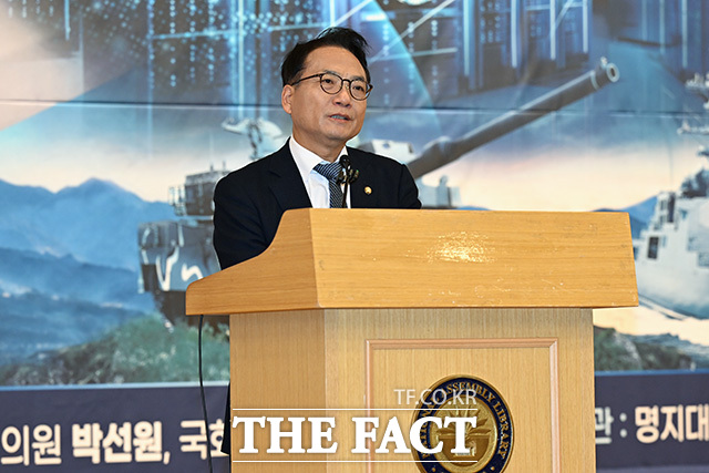박선원 의원이 기념사를 하고 있다.