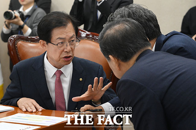 대화 나누는 이만희 국회 보건복지위원장과 보건복지위원회 여야 간사인 서영석 더불어민주당 의원·백종헌 국민의힘 의원.