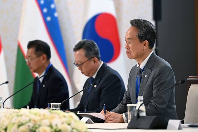 15일 개최된 우즈베키스탄 투자산업무역부와의 비즈니스 라운드테이블에서 진옥동 신한금융그룹 회장과 정상혁 신한은행장이 면담을 진행하고 있다. /신한금융그룹