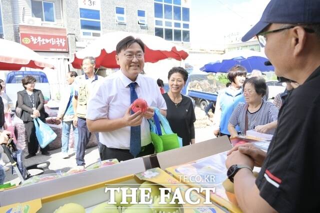 조상호 세종시장이 17일 금남면 금남대평시장을 방문해 시장 곳곳을 둘러보며 상인들과 인사를 나누고 현장의 목소리를 들고 있다. /세종시