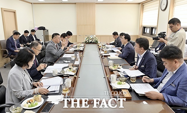 박수현 충남도지사와 최원철 공주시장이 17일 공주시청에서 조찬 간담회를 열고 있다. /공주시