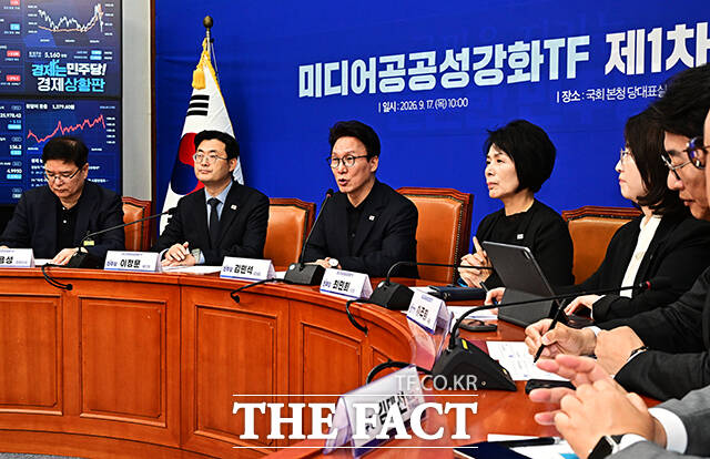 이정문 더불어민주당 의원과 김민석 대표, 최민희 의원, 이주희 의원(왼쪽부터)이 17일 오전 서울 여의도 국회에서 열린 미디어공공성강화TF 1차 회의에 참석해 기념사진 촬영을 하고 있다. /국회=배정한 기자