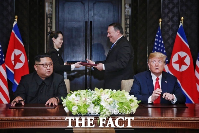 북한이 북미대화 가능성을 염두에 두고 비핵화 불가라는 협상 기준을 분명히 했다는 분석이 나온다. 사진은 2018년 6월 싱가포르에서 만난 김정은 북한 국무위원장(왼쪽)과 도널드 트럼프 미국 대통령. /싱가포르 통신정보부. 뉴시스