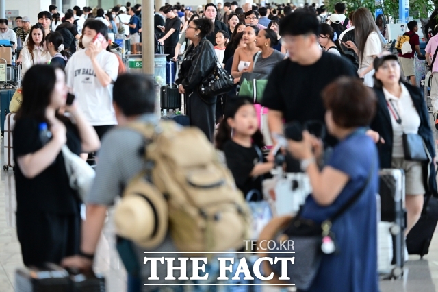 해외여행 시장에서 카드업계의 주력 상품이 체크카드에서 신용카드로 재차 옮겨붙고 있다. 사진은 인천국제공항 제1터미널이 이용객들로 붐비고 있는 모습이다. /남윤호 기자