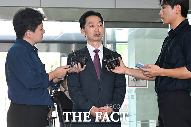 김지용 중대범죄수사청장 후보자가 8일 오후 서울 종로구 정부서울청사 창성동 별관에 마련된 인사청문회 준비단에 출근하며 취재진의 질문에 답하고 있다. /김성렬 기자