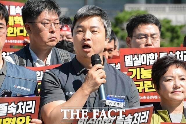 윤석구 전국금융산업노동조합 위원장이 17일 오전 양대노총 공공부문 노동조합 공동대책위원회와 함께 서울 청와대 사랑채 분수대 앞에서 '일방적·졸속적 공공정책 거부한다' 대정부 투쟁 선포 기자회견 대표발언을 하고 있다. /김태환 기자