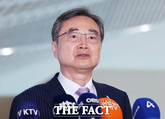 호르무즈 파병 문제가 논의될 것으로 관측됐던 청와대 국가안전보장회의(NSC) 상임위원회가 최종 연기됐다. 한미 외교장관 회담에서 미국 측의 명확한 입장을 먼저 확인해 보자는 판단으로 풀이된다. 사진은 조 장관이 이날 오전 인천국제공항을 통해 미국으로 출국하기 전 취재진과 만난 모습. /뉴시스
