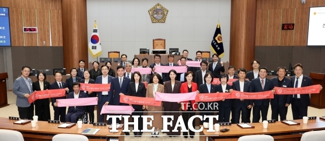 충남도의회 의원들이 17일 제371회 임시회 4차 본회의에서 딸기엑스포 성공 개최를 위한 퍼포먼스를 펼치고 있다. /충남도의회