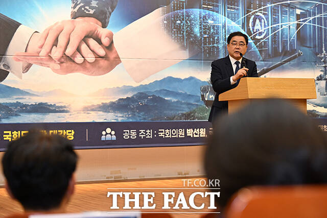 박선원 의원이 기념사를 하고 있다.