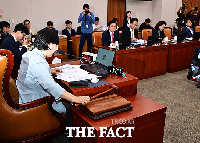 안건 상정하는 서영교 법사위원장.