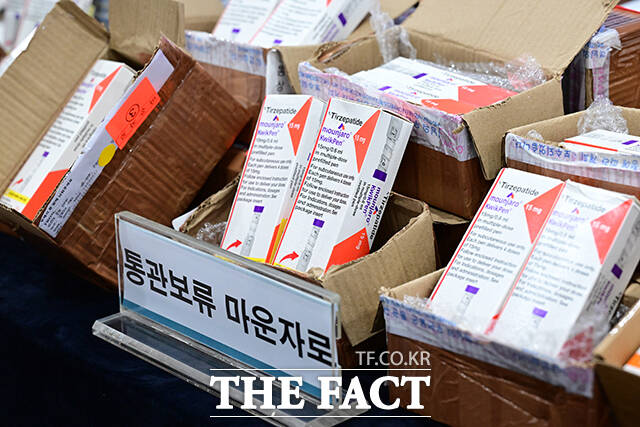 17일 오전 인천 영종구 인천공항본부세관 수출입통관청사에서 관세청 관계자들이 '짝퉁 마운자로 해외 반입 유해의약품 반입 차단 강화' 브리핑을 앞두고 압수품을 공개하고 있다. /인천=남윤호 기자