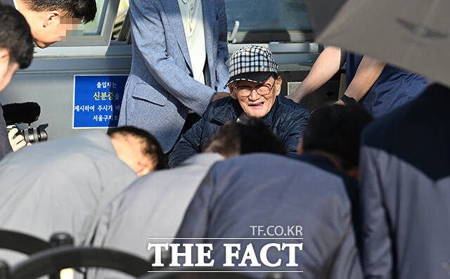 구치소 앞 도열한 신천지 관계자들.
