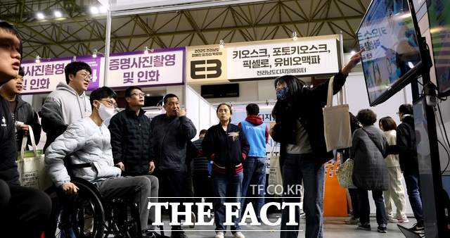 옛 전남도에서 지난해 열린 장애인 일자리박람회에 관계자들이 참여해 여러 부스를 돌아보고 있다. /전남광주시