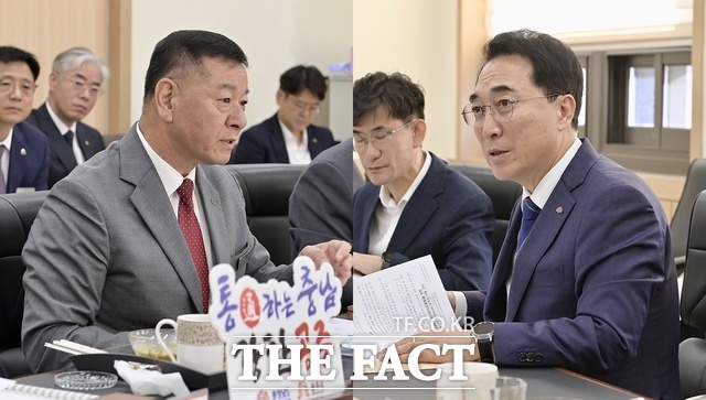 조찬간담회를 갖고 있는 박수현 충남도지사(오른쪽)와 최원철 공주시장. /공주시