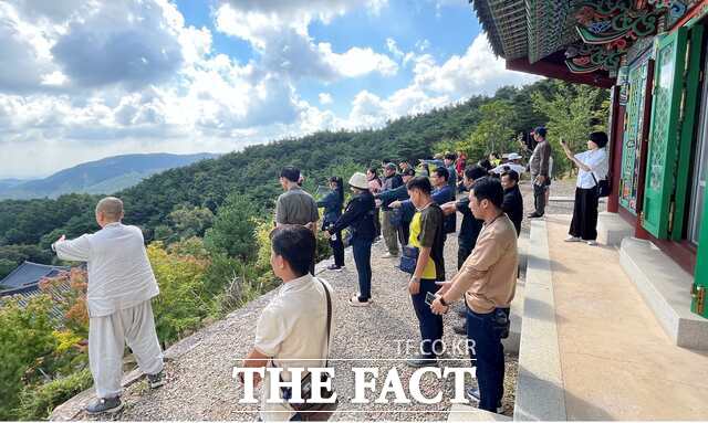 16일 경북 성주군 수륜면 심원사를 찾은 외국인 계절근로자들이 사찰 관계자의 안내에 따라 산사의 풍경을 감상하며 한국 불교문화와 전통 사찰을 체험하고 있다. /성주군