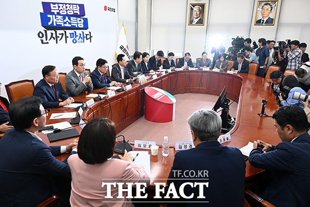장동혁 국민의힘 대표(가운데)가 17일 오전 서울 여의도 국회에서 열린 최고위원회의에서 발언하고 있다. /국회=서예원 기자