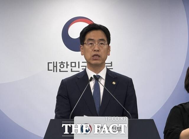 중대범죄수사청 개청준비단장인 김민재 행정안전부 차관은 17일 오전 정부서울청사에서 김지용 중수청장 후보자를 둘러싼 각종 의혹에 대한 브리핑을 열었다. /김해인 기자
