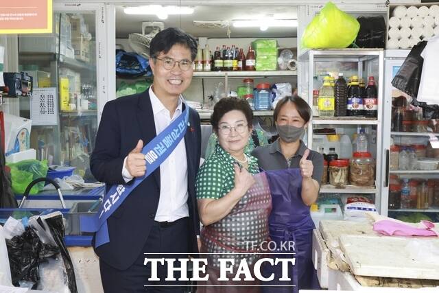 17일 전주시 덕진구 모래내시장을 찾은 이원택 전북도지사가 추석맞이 장보기 행사를 갖고 전통시장 이용 활성화를 위한 현장 소통을 하고 있다. /전북도