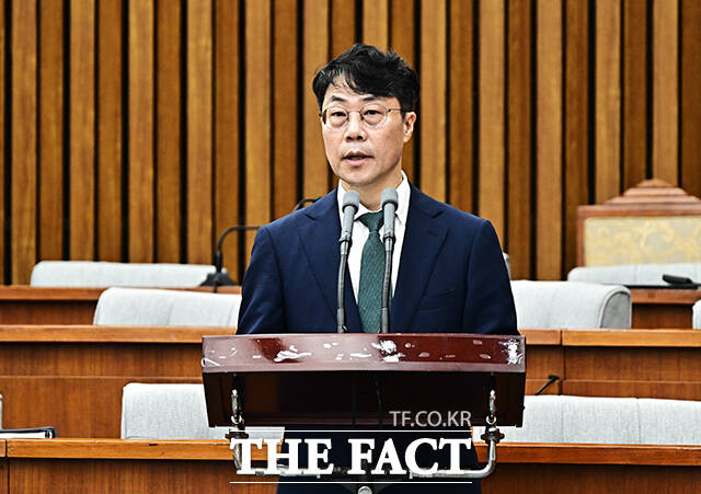 김성수 대법관 후보자 임명동의안이 17일 국회 본회의를 통과했다. 사진은 김 후보자가 지난 14일 국회에서 열린 인사청문회에 참석해 모두발언을 하는 모습. /배정한 기자