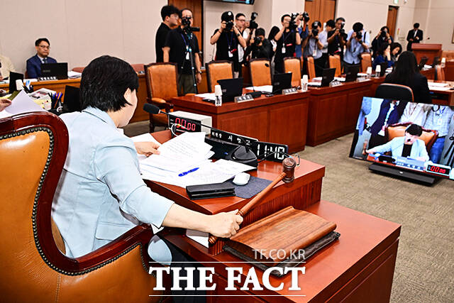 여당 단독으로 안건 의결하는 서영교 법사위원장.