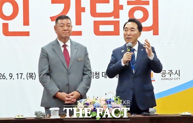 박수현 충남도지사가 17일 공주시를 방문하고 최원철 공주시장과 함게 언론인간담회를 하고 있다. /김형중 기자