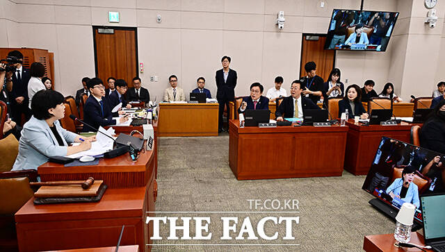 김승원 법무부 장관 후보자 인사청문 경과보고서 상정에 항의하는 국민의힘 법사위 소속 의원들.