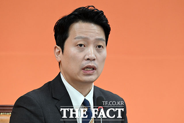 이기인 개혁신당 비상대책위원장이 17일 오전 서울 여의도 국회에서 첫 번째 당 쇄신안을 발표하고 있다. /국회=서예원 기자