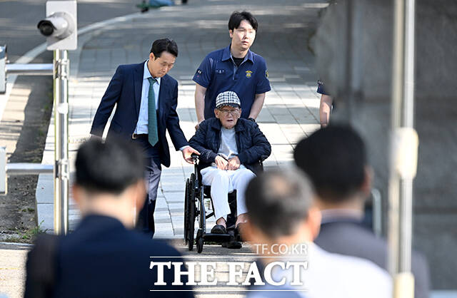 교인들에게 국민의힘 당원 가입을 강요한 혐의로 구속기소된 이만희 신천지예수교증거장막성전(신천지) 총회장이 17일 오전 재석방돼 경기 의왕시 서울구치소를 나서고 있다. /의왕=박상민 기자