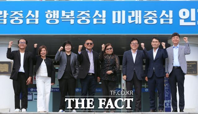 17일 인제군과 필리핀 바탕가스주 산루이스시 관계자들이 업무협약 체결 후 기념 촬영을 하고 있다. /인제군