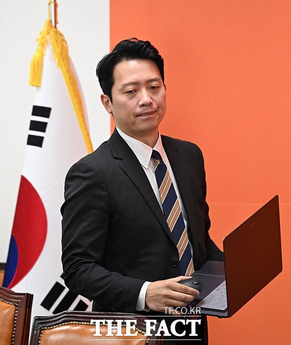 이기인 개혁신당 비상대책위원장이 17일 오전 서울 여의도 국회에서 첫 번째 당 쇄신안을 발표하고 있다. /국회=서예원 기자