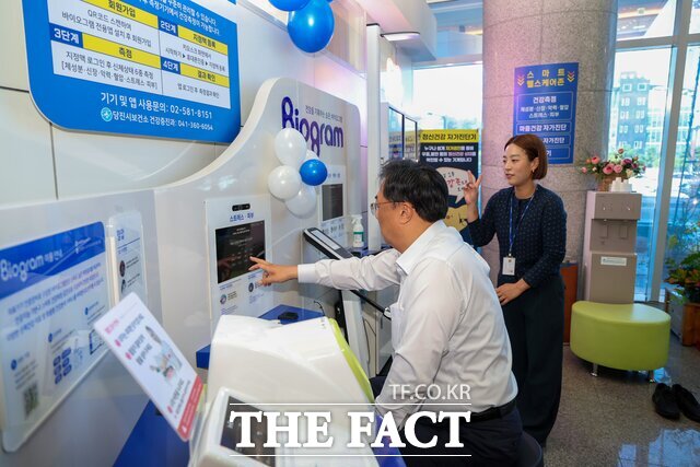 김기재 당진시장이 15일 당진시청에 설치된 'AI 바이오그램 스마트 헬스케어존'에서 직접 건강측정 기기를 시연하고 있다. /당진시