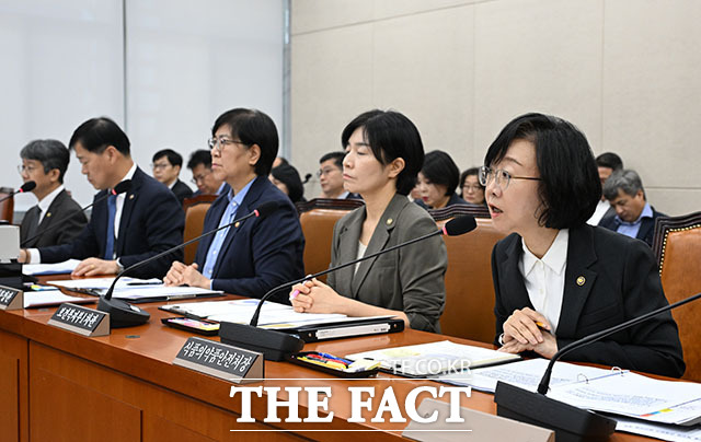 오유경 식품의약안전처장(오른쪽)이 의원들의 질의에 답변하고 있다.