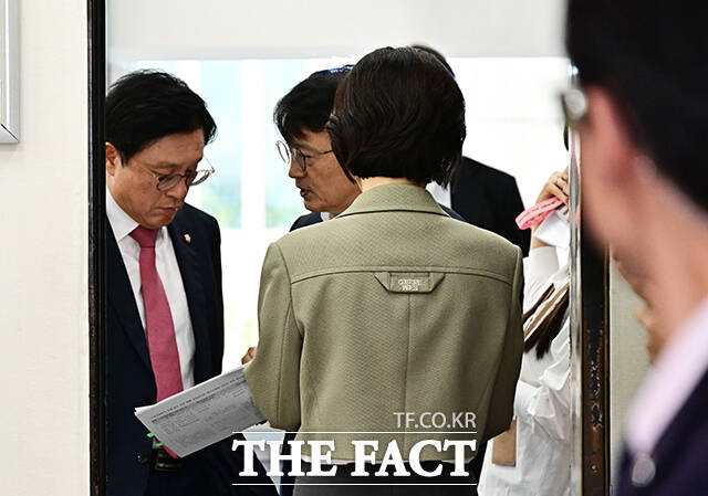 회의 시작 전 대화하는 박형수 법사위 야당 간사(왼쪽)와 김의겸 여당 간사.
