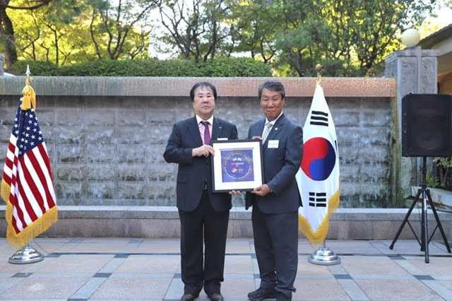 SM그룹 우오현 회장(왼쪽)과 임호영 한미동맹재단 회장이 16일 서울 용산구 드래곤힐 세이블스에서 열린 한미동맹재단∙주한미군전우회 후원기업 간담회에서 후원기업인증패를 들고 기념촬영을 하고 있다. /SM그룹