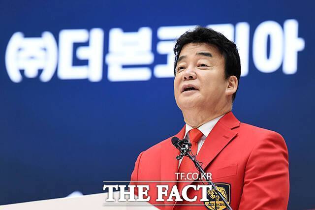 백종원 대표가 이끄는 외식업체 더본코리아가 온라인 커뮤니티에 회사와 경영진을 겨냥해 비방하거나 허위사실을 유포한 게시글 작성자를 상대로 법적 대응에 나섰다. /더팩트DB