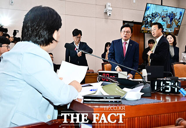 서영교 법사위원장에게 항의하는 국민의힘 법사위 소속 의원들.