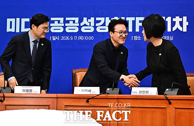 이정문 더불어민주당 의원과 김민석 대표, 최민희 의원, 이주희 의원(왼쪽부터)이 17일 오전 서울 여의도 국회에서 열린 미디어공공성강화TF 1차 회의에 참석해 기념사진 촬영을 하고 있다. /국회=배정한 기자