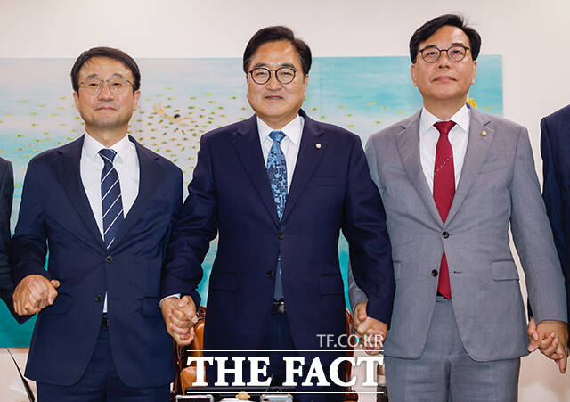 개헌 논의도 정국 환기를 위해 더불어민주당이 활용할 수 있는 주요 카드로 언급된다. 사진은 우원식 당시 국회의장(가운데)과 한병도 민주당 원내대표(왼쪽), 송언석 국민의힘 원내대표가 지난 5월 7일 국회에서 개헌안 본회의 상정을 앞두고 열린 여야 원내대표 회동에 참석해 기념사진 촬영을 하고 있는 모습. /배정한 기자