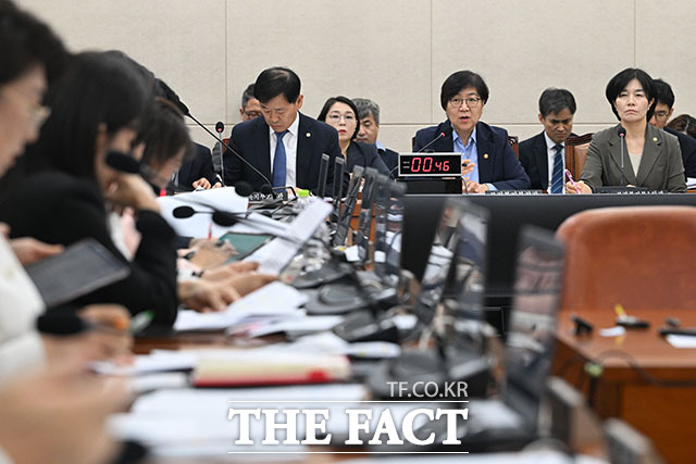 질의에 답변하는 정은경 보건복지부 장관.