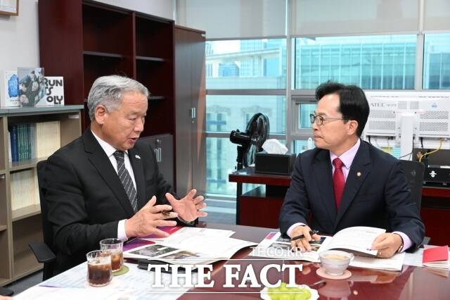 이용우 부여군수(왼쪽)가 16일 국회를 방문해 윤용근 지역구 국회의원에게 내년도 예산확보에 대한 건의를 하고 있다. /부여군